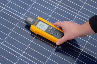 Měření na solárních panelech s novým měřičem osvitu Fluke IRR1-SOL