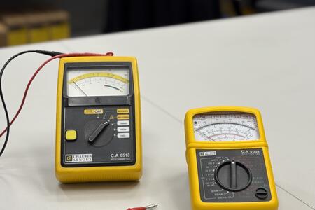 K zobrazení hodnot využívají analogové měřicí přístroje ručkový ukazatel hodnot na fyzické stupnici | Analogové multimetry