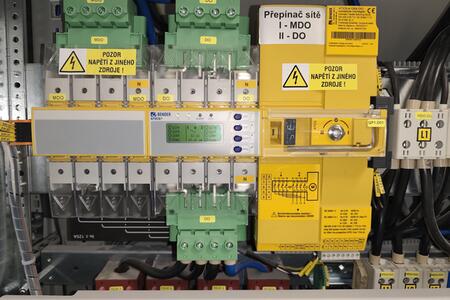 Automatické přepínače sítí jsou do prostředí, kde potřebujete okamžitou a bezobslužnou reakci na ztrátu energie, např. kritická infrastruktura | Jak vybrat vhodný přepínač sítí