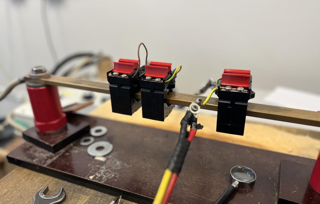 Při montáži, zapojení transformátorů a práci s nimi dbejte na dodržování vhodných postupů a základních elektrotechnických pravidel, abyste předešli zbytečným nehodám a úrazům | Bezpečnost práce s měřicími transformátory